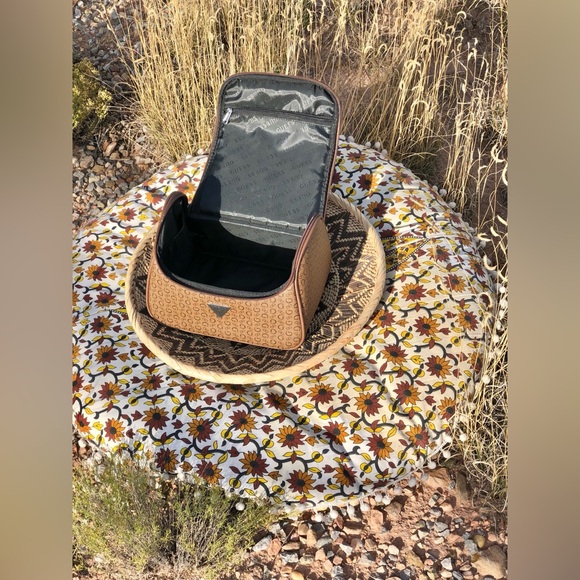 Guess Logo Zipper Top Open Make-Up Bag - Picture 5 of 9